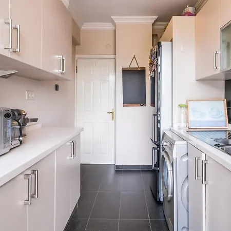 Апартаменты Charming Flat W Balcony 5 Min To Zorlu Center Стамбул