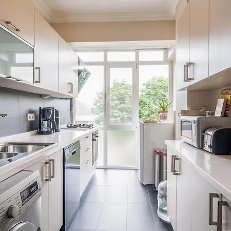 Charming Flat W Balcony 5 Min To Zorlu Center Appartement Istambul